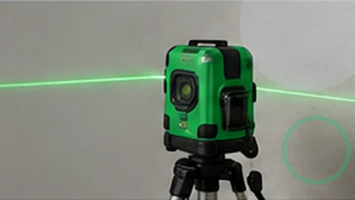 Nível a laser verde projetando linhas de referência em parede para alinhamento e marcação